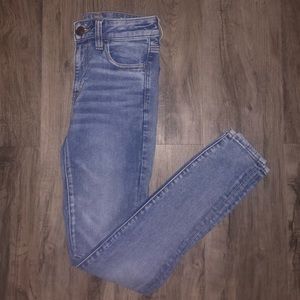 American Eagle light wash skinny jeans